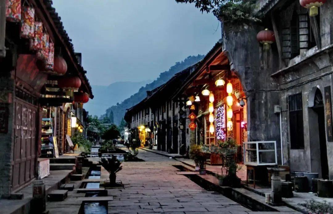 新春走基层丨春节临近 “中国淡水鱼都”百年鱼市销售旺